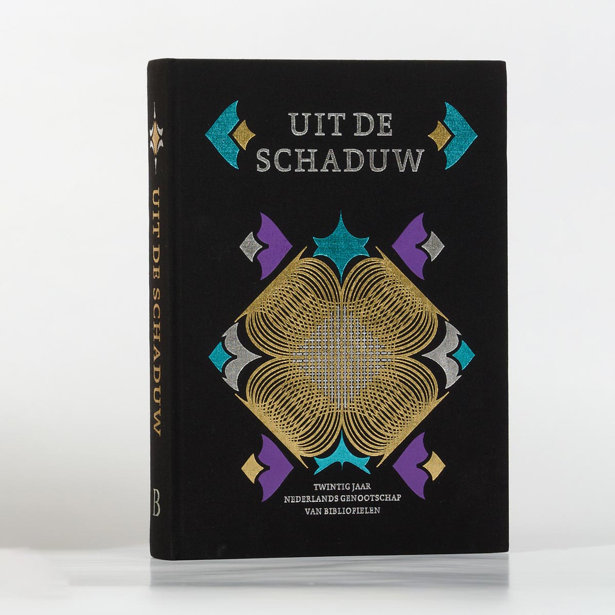 Uit-de-schaduw-Finesse-hardcover-bookdesign-vanheektextiles